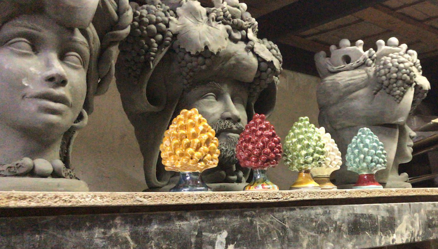 Teste di Moro e pigne in ceramica di Caltagirone fatte a mano