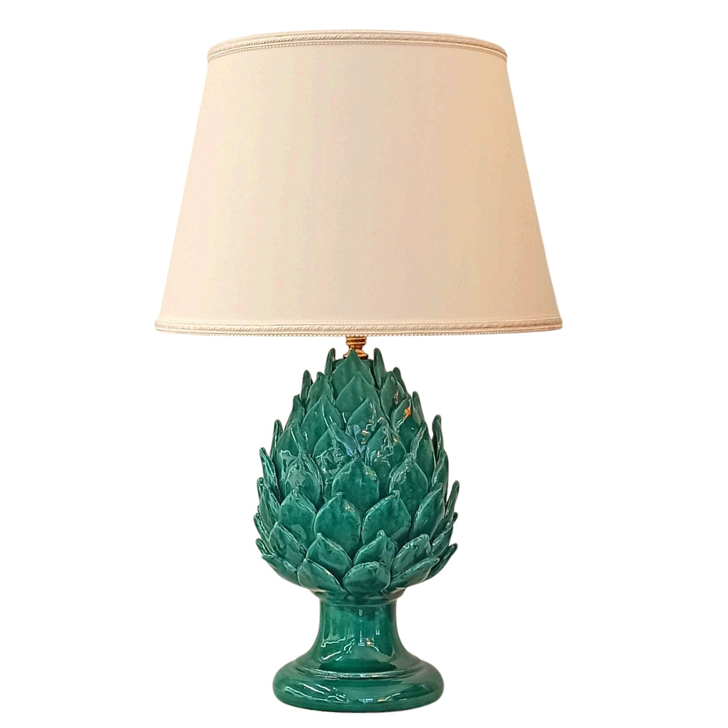 lume moderno a forma di carciofo in ceramica siciliana di Caltagirone