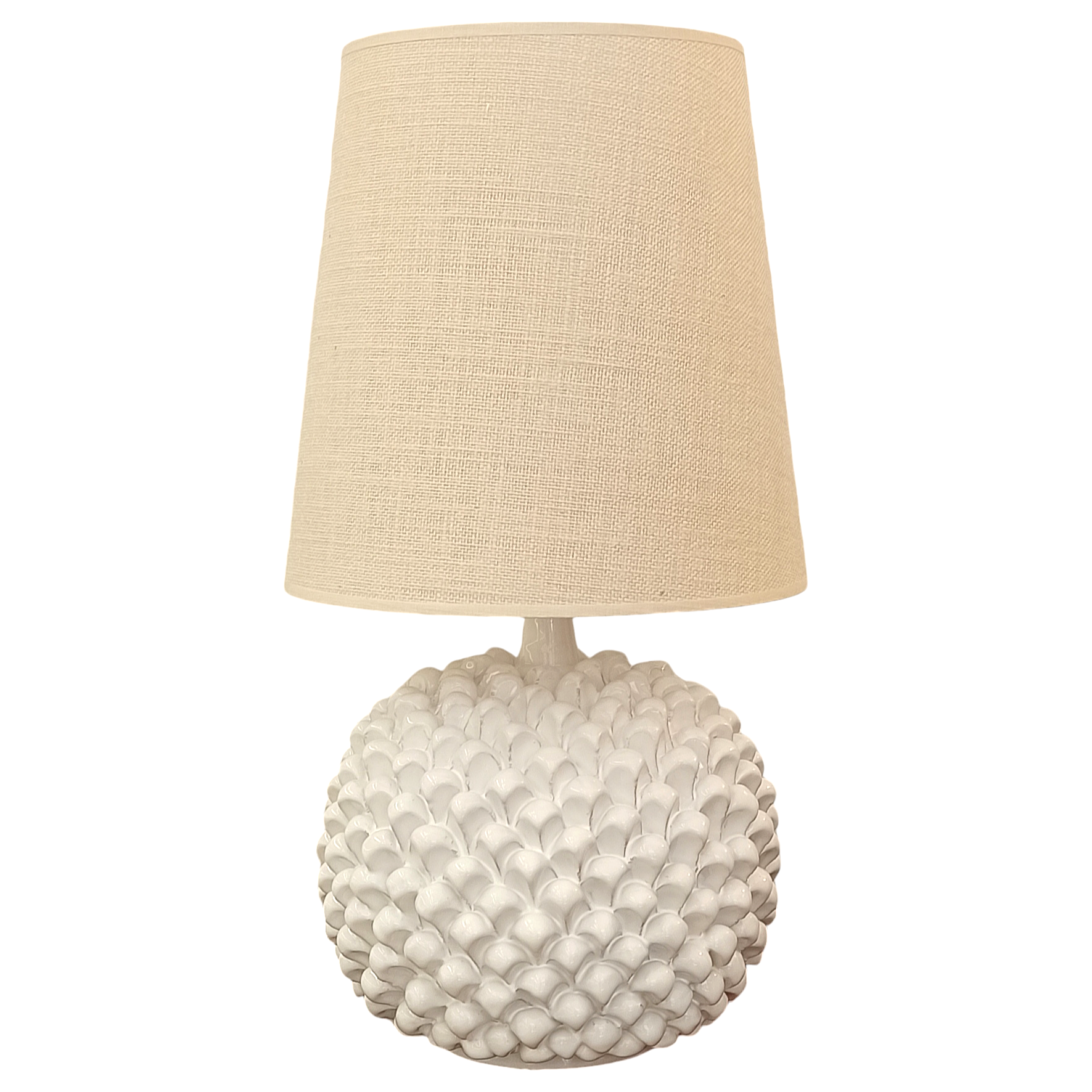 Lampada bianca in ceramica siciliana di Caltagirone moderna