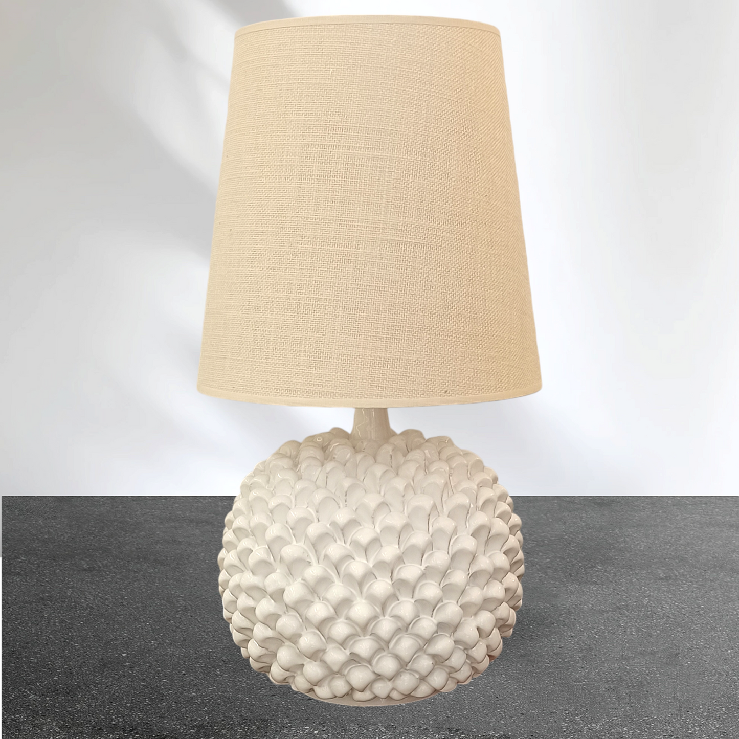 lampada pigna bianca in ceramica di caltagirone