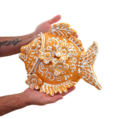 Ceramica fatta a mano a caltagirone, pesce giallo