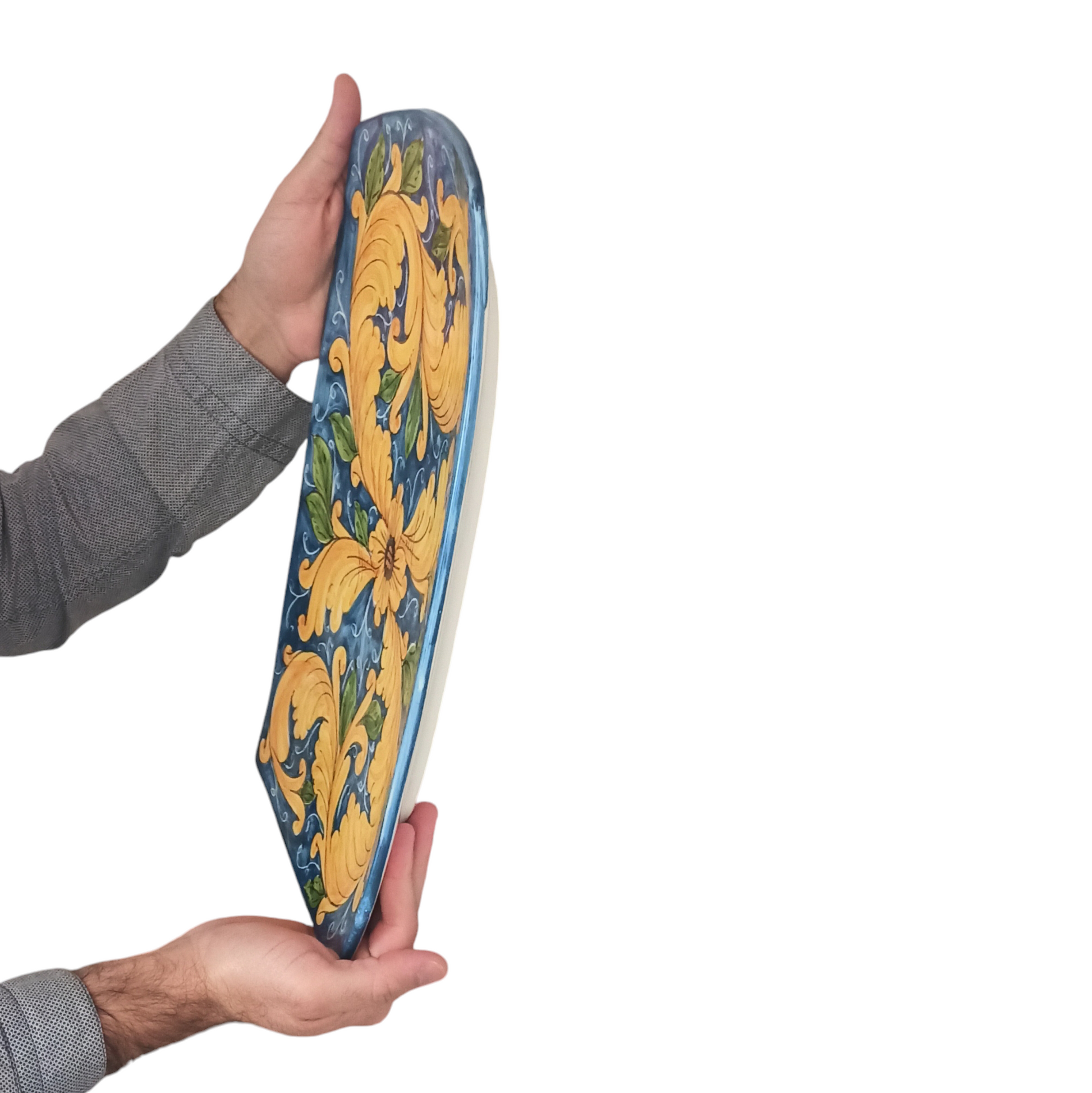 piatto da portata in ceramica decorato a mano
