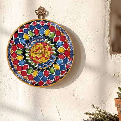 piatto colorato in ceramica