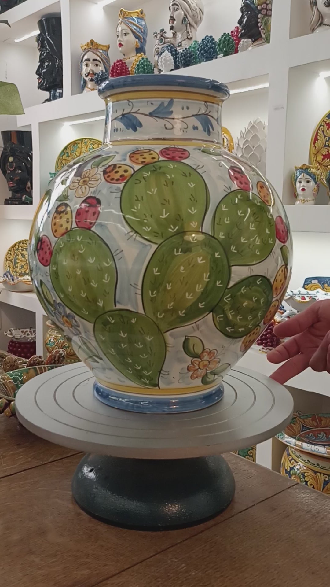 porta fiori in ceramica siciliana decorato