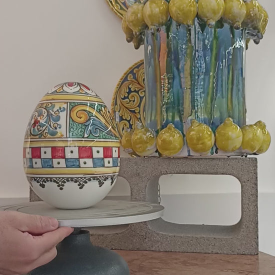 Uovo in ceramica siciliana di Caltagirone decorato a mano