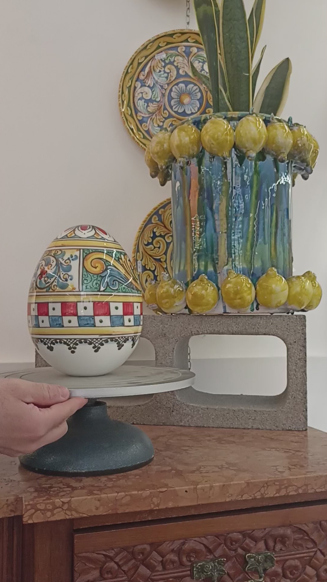 Uovo in ceramica siciliana di Caltagirone decorato a mano
