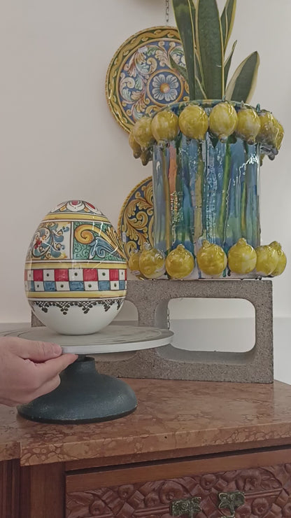Uovo in ceramica siciliana di Caltagirone decorato a mano