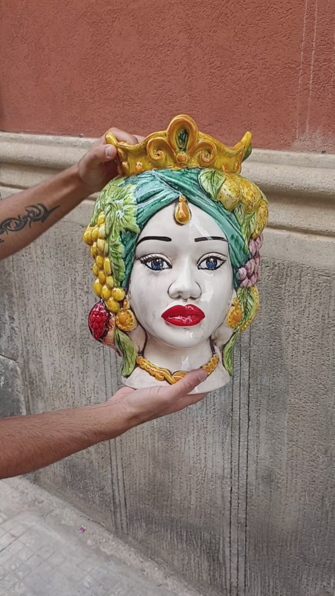 testa grande in ceramica siciliana di caltagirone a vasa