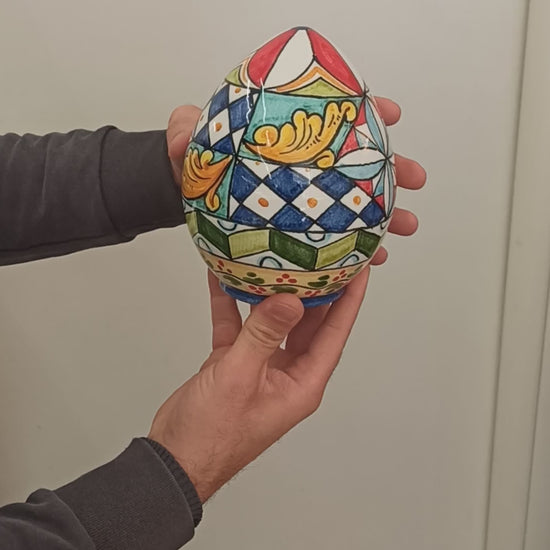 uovo in ceramica siciliana decorato a mano a Caltagirone