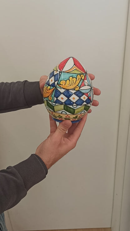uovo in ceramica siciliana decorato a mano a Caltagirone